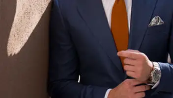 Na plan filmowy do serialu doszukujemy eleganckich mężczyzn