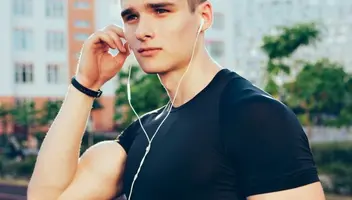 Do udziału w kr&oacute;tkiej sesji zdjęciowej w stylu sportowym szukamy dobrze wyglądających pan&oacute;w