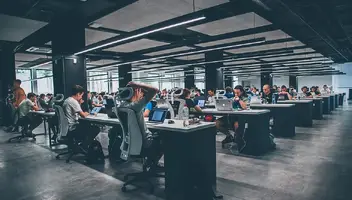 Szukam statyst&oacute;w, kobiet i mężczyzn w wieku 25-45 lat